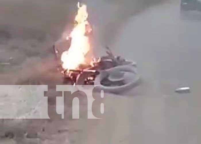 Moto que terminó quemada en el trayecto de Nandaime a El Astillero