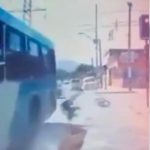 Video: Mujer sufre IMPACTANTE caída por la ventana de un bus en Chile