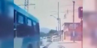 Video: Mujer sufre IMPACTANTE caída por la ventana de un bus en Chile