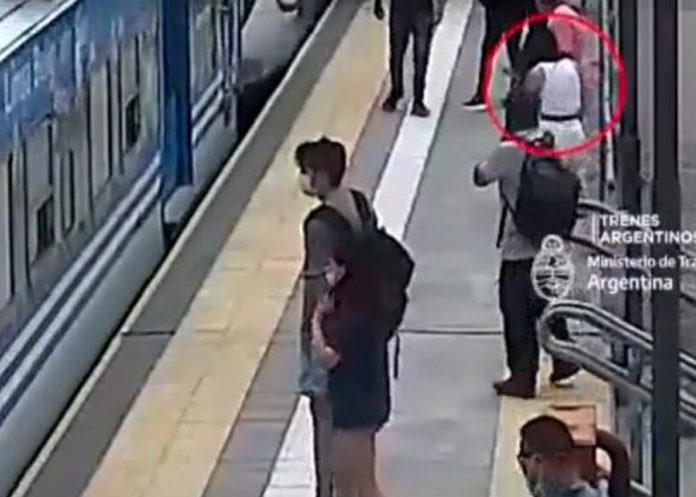 ¡Viva de milagro! mujer sobrevive tras caer a las vías del tren en Argentina