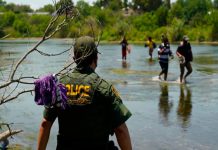 Abuela identifica a niña hondureña abandonada por 'coyotes' en el río Bravo