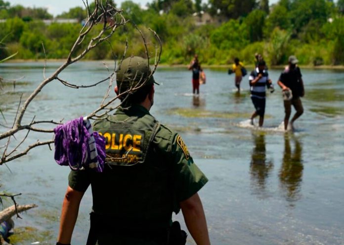 Abuela identifica a niña hondureña abandonada por 'coyotes' en el río Bravo