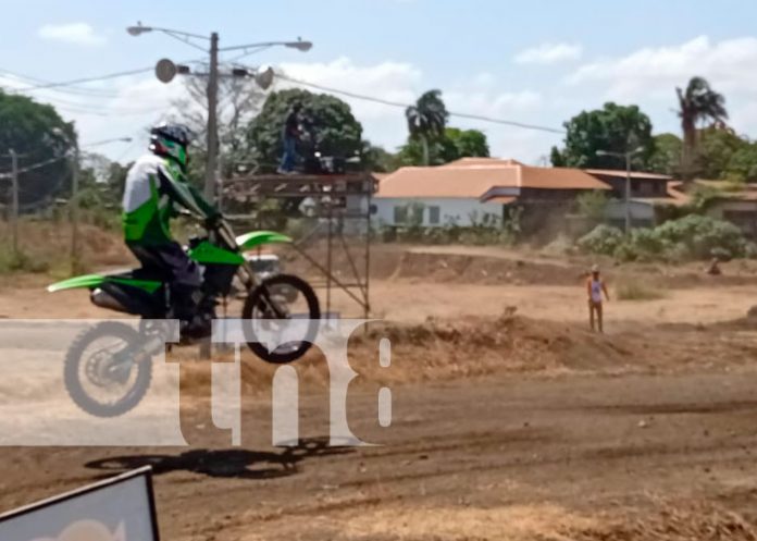 Adrenalina y velocidad en el campeonato nacional de motocross en Managua