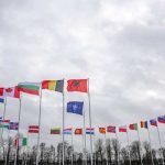 Grupo de banderas junto a la de la OTAN