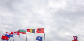 Grupo de banderas junto a la de la OTAN