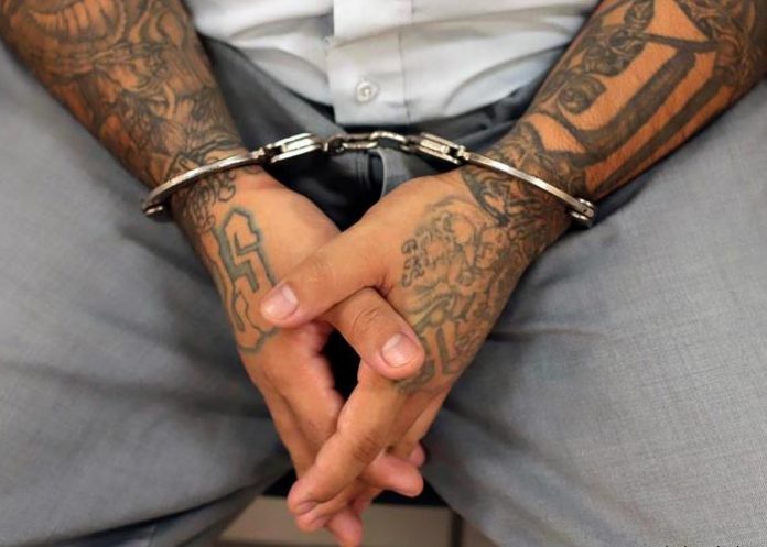Pandilleros queman sus tatuajes para evitar ser capturados en El Salvador