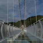 Vietnam inaugura espectacular puente de cristal entre dos montañas