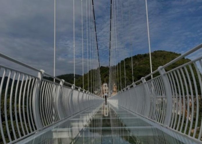 Vietnam inaugura espectacular puente de cristal entre dos montañas