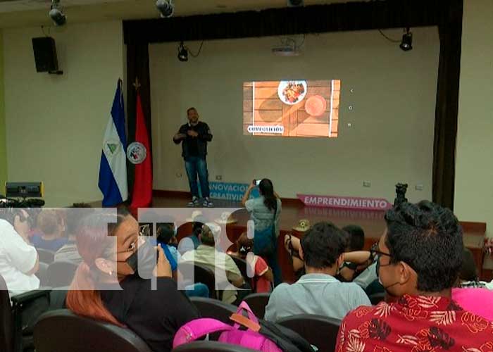 Estudiantes aprenden técnicas de fotografía digital en Managua
