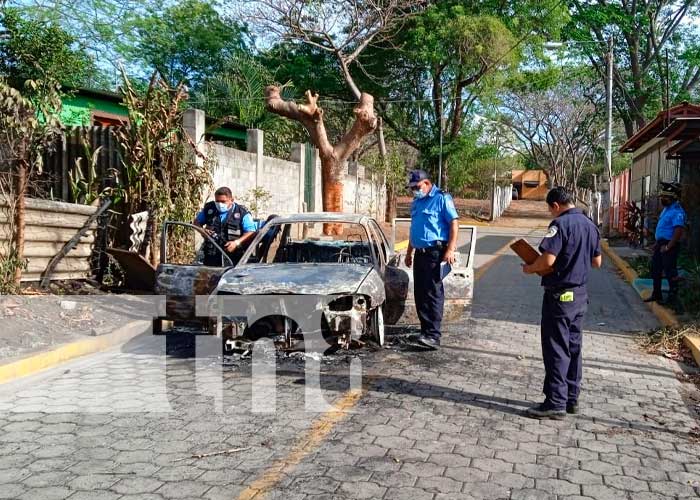 Vehículo toma fuego en una de las calles en Ticuantepe, Managua