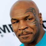 Mike Tyson le propina tremenda "apaleada" a un pasajero en un avión