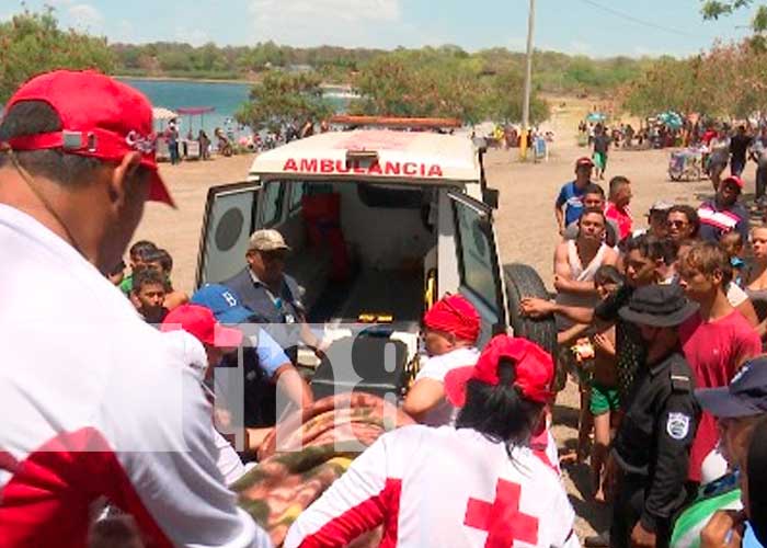 Socorristas rescatan a hombre de las peligrosas aguas de Xiloá