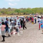 Refrescantes aguas de la Laguna de Xiloá reciben a miles de veraneantes