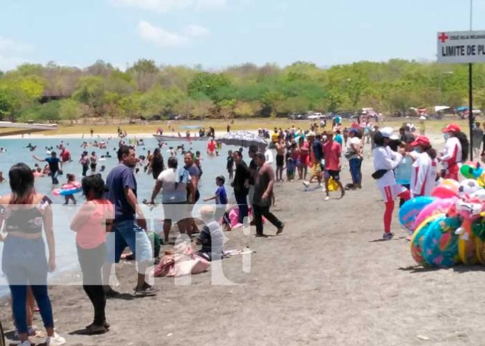 Refrescantes aguas de la Laguna de Xiloá reciben a miles de veraneantes