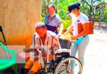 Personas con discapacidad en Nandaime reciben sillas de rueda