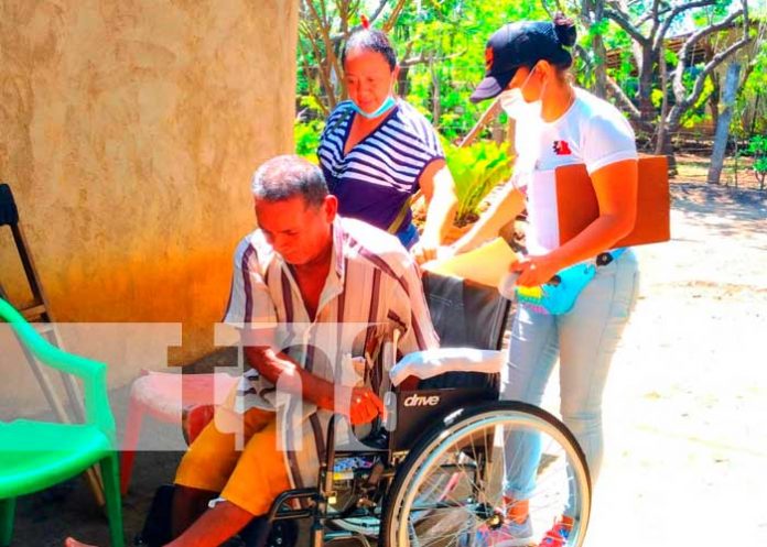 Personas con discapacidad en Nandaime reciben sillas de rueda