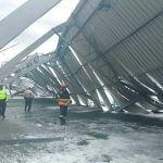 Colapsa estructura por lluvias en Ecuador, provocando un muerto y heridos