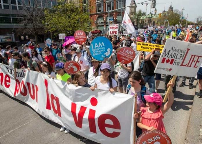 Miles de activistas contra el aborto se manifiestan en Canadá