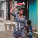 Madre jovencita vende tortillas en Managua y Crónica TN8 la premia