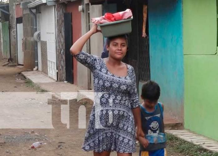 Madre jovencita vende tortillas en Managua y Crónica TN8 la premia