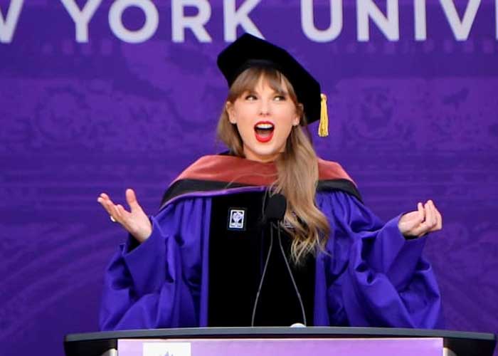Taylor Swift recibe su título de universidad
