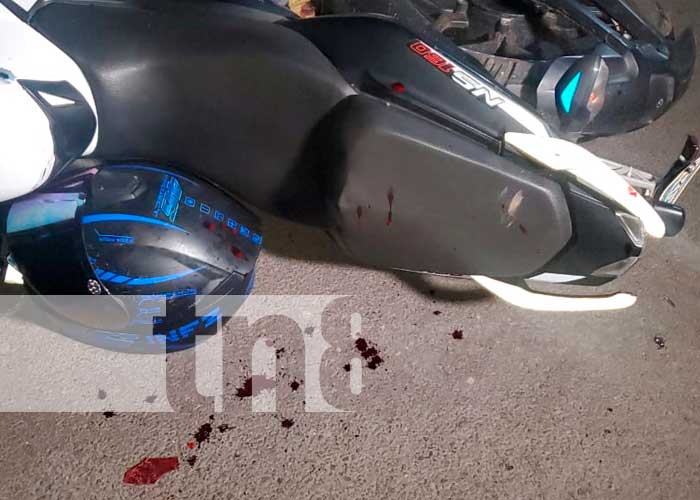 Motociclista y acompañante lesionados tras impactar contra microbús en Juigalpa