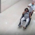 Mujer latina da a luz en un ascensor asistida por el guarda de seguridad