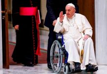 Auguran fin del papado de Francisco por imágenes en silla de ruedas