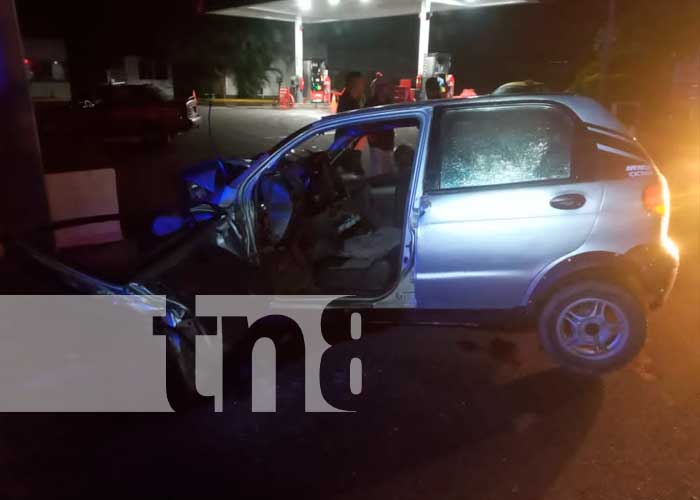 Carazo: Conductor de vehículo termina prensado tras impactar contra poste