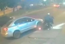 Taxista embiste a ladrones mientras huían en motocicleta