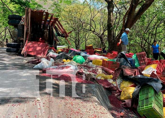 7 Lesionados en vuelco de camión en las vueltas las ñambaras, Santo Tomas