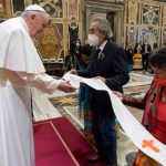 Papa viajará a Canadá para disculparse por abusos en internados católicos.