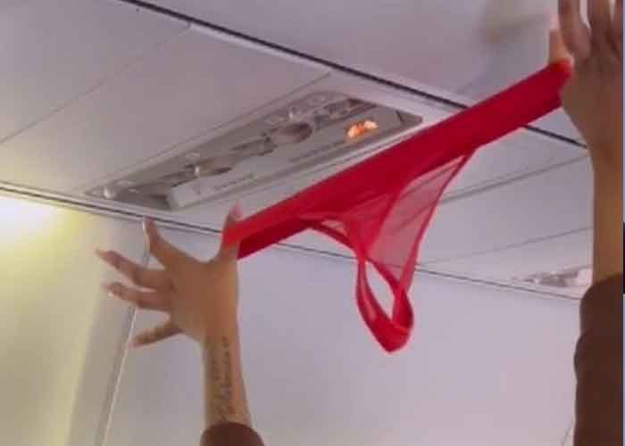 VIDEO! Modelo muestra tanga en avión y se hace viral en TikTok