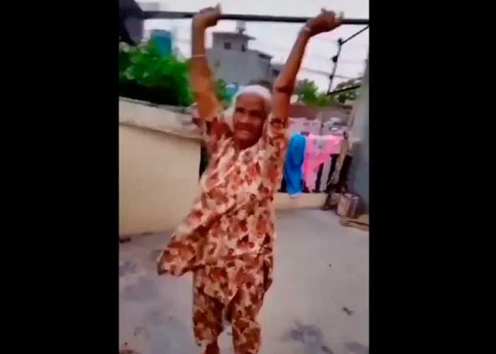 Abuela de 80 años sorprende al levantar pesas