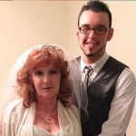 Mujer de 77 años se casa con el mejor amigo de su hijo