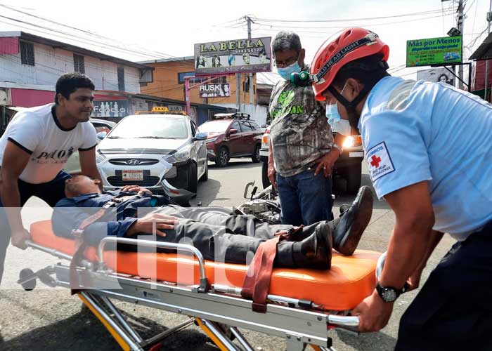 Imprudencia de taxista deja lesionado a motorizado, Managua