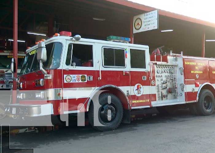 Camiones bomberiles con rumbo a la nueva estación en Muy Muy