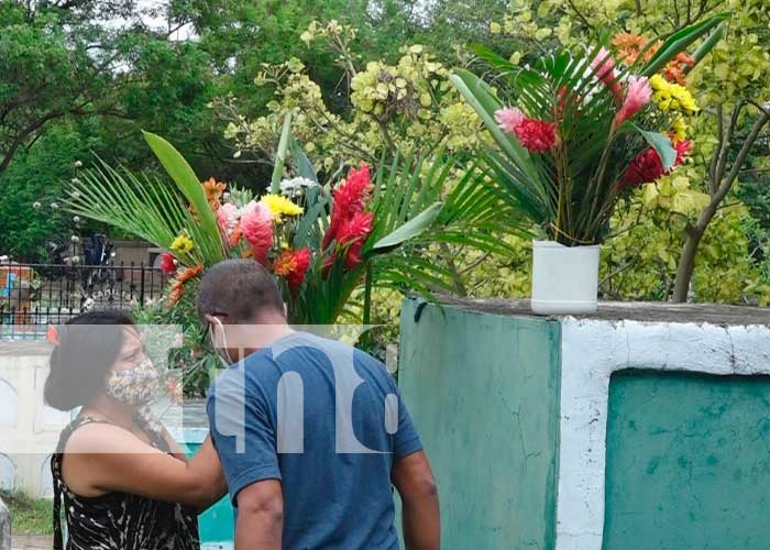 Familias de Rivas visitaron cementerios el Día de las Madres Nicaragüenses