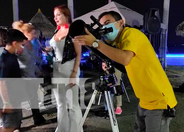 Familias de Nicaragua observan primer eclipse total de luna del año 2022