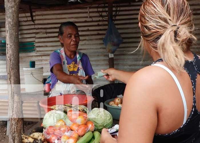 Crónica Tn8 premia a madre vendedora en el Barrio Rene Núñez, Managua
