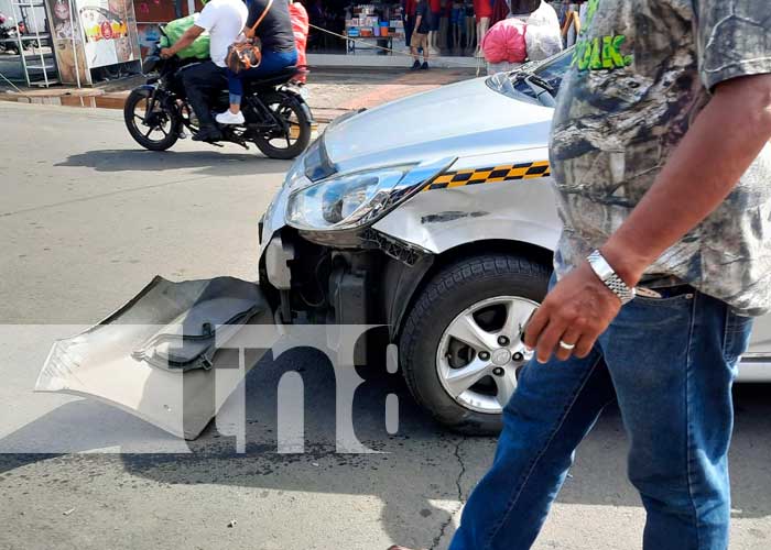 Imprudencia de taxista deja lesionado a motorizado, Managua