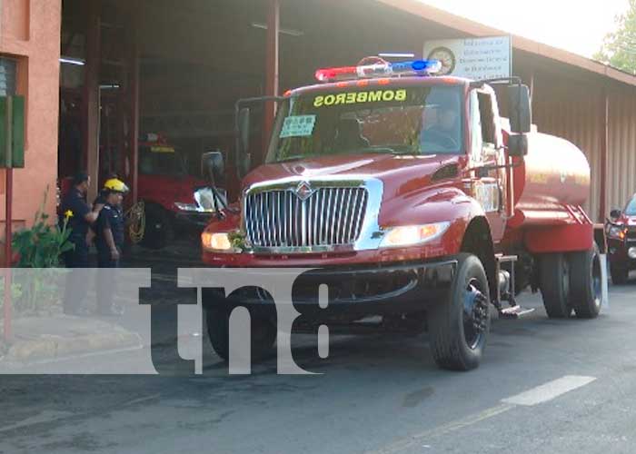 Camiones bomberiles con rumbo a la nueva estación en Muy Muy