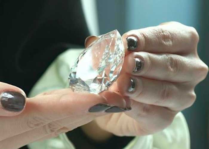 "The Rock", subastan el diamante en Ginebra para financiar la Cruz Roja