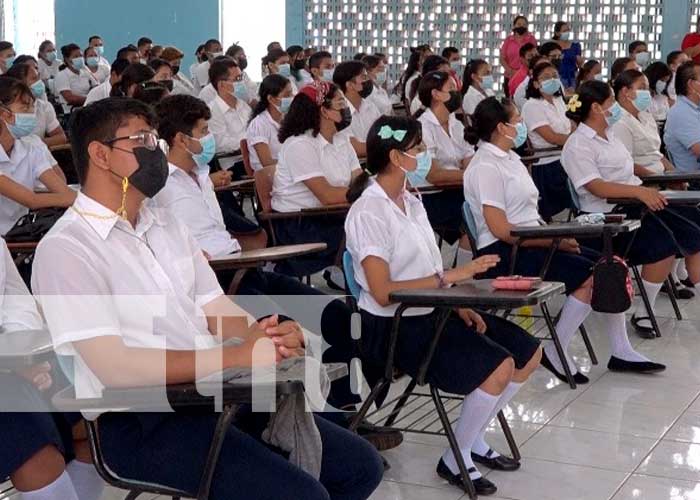 Estudiantes normalista inician curso básico de lenguaje de señas