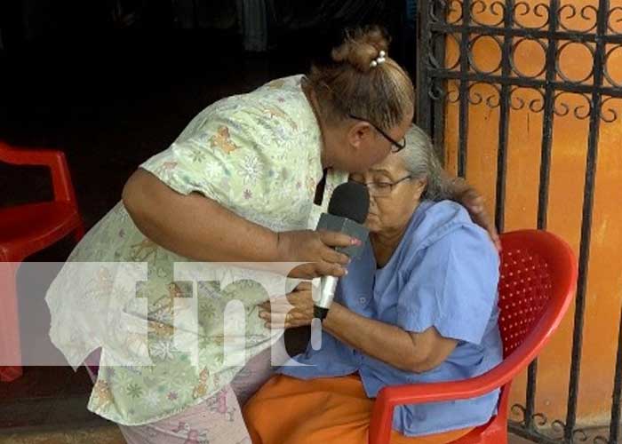 Crónica Tn8 premia a anciana madre Nicaragüense 