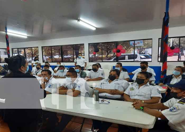 Foto: Oficiales de la sede central de Migración participaron en un taller en contra a la violencia en Nicaragua / TN8 