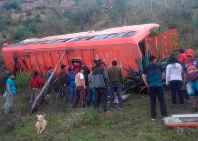 ¡Al vacío! 11 muertos y 34 heridos al caer autobús a un precipicio en Perú