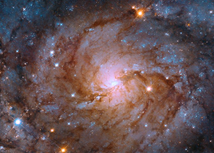 El satélite espacial Hubble captura imagen de la galaxia espiral IC 342