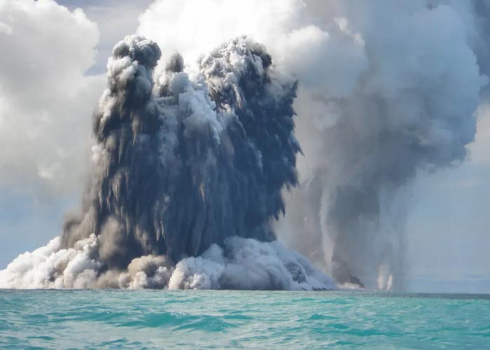 Peligroso volcán submarino entra en erupción