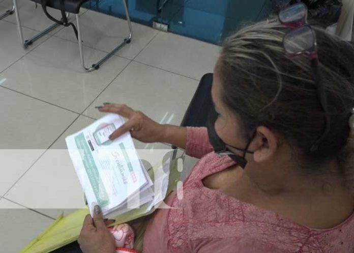 Mujer solicita ayuda para construir casa en Managua